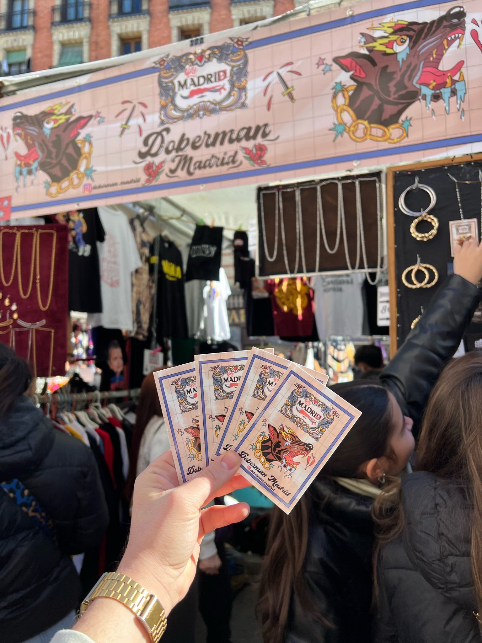 Foto pegatinas Doberman Madrid frente a su puesto