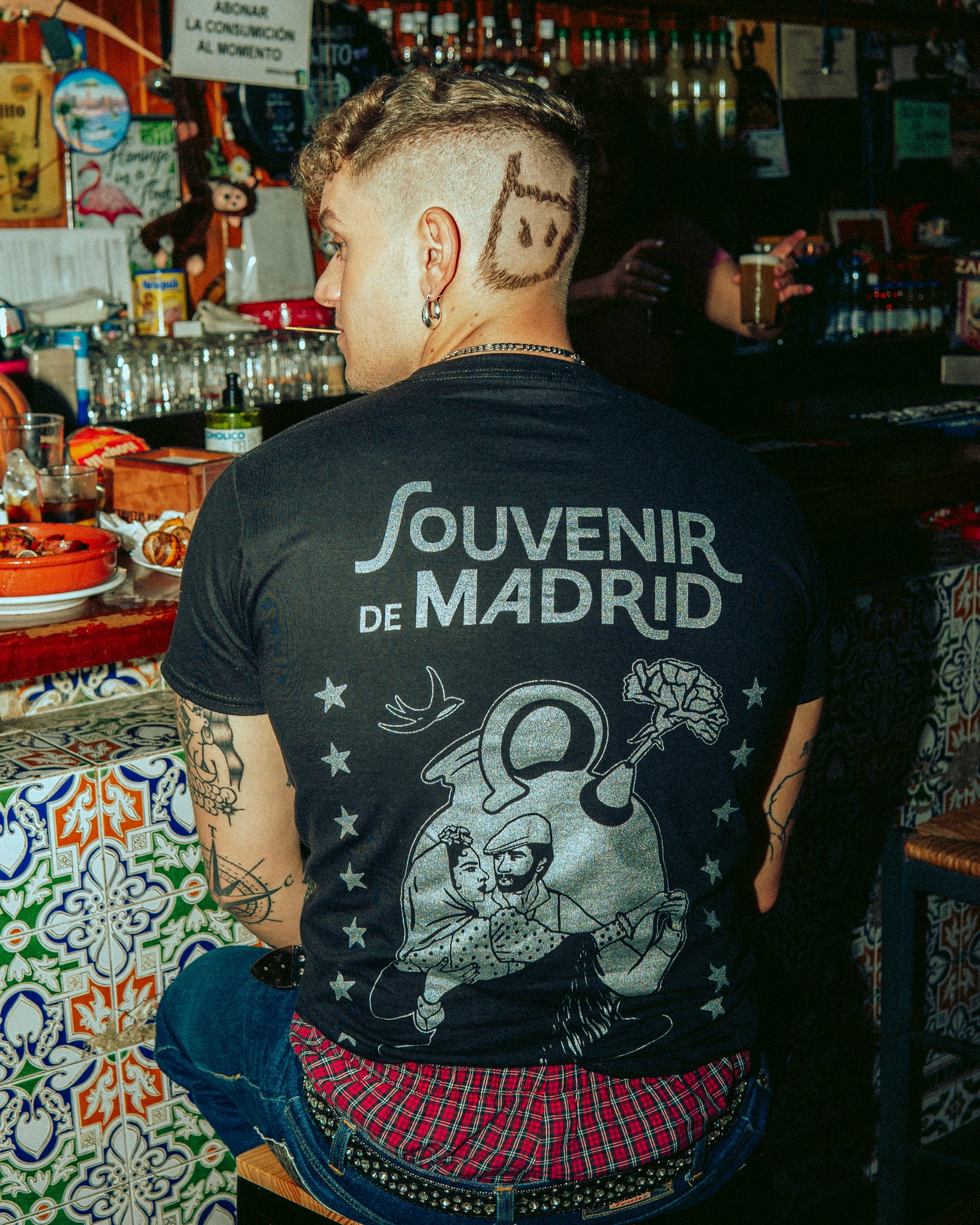 T-shirt souvenir noir + pin's