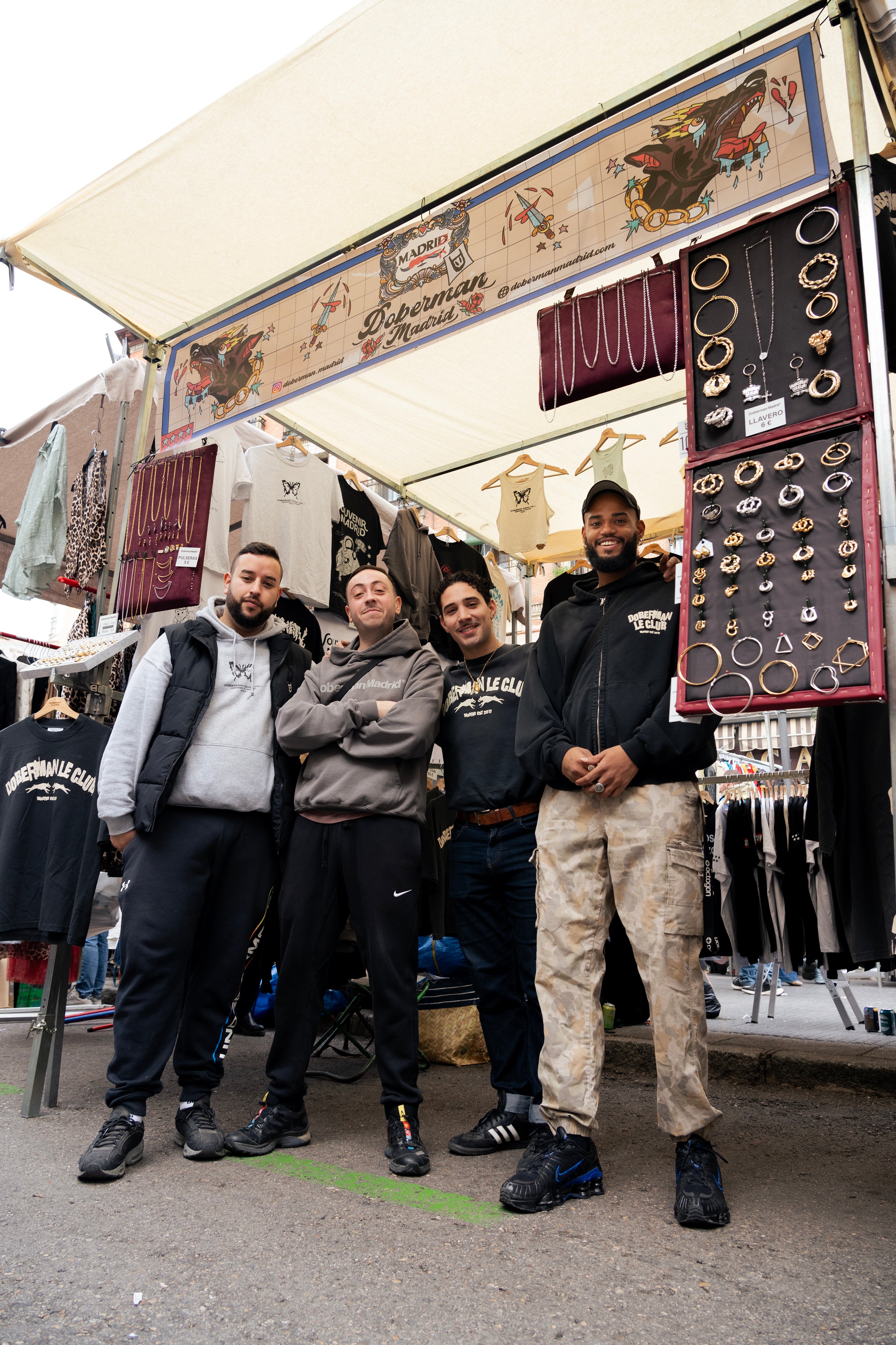 Foto miembros y trabajadores de la marca Doberman Madrid en el puesto de el Rastro de Madrid
