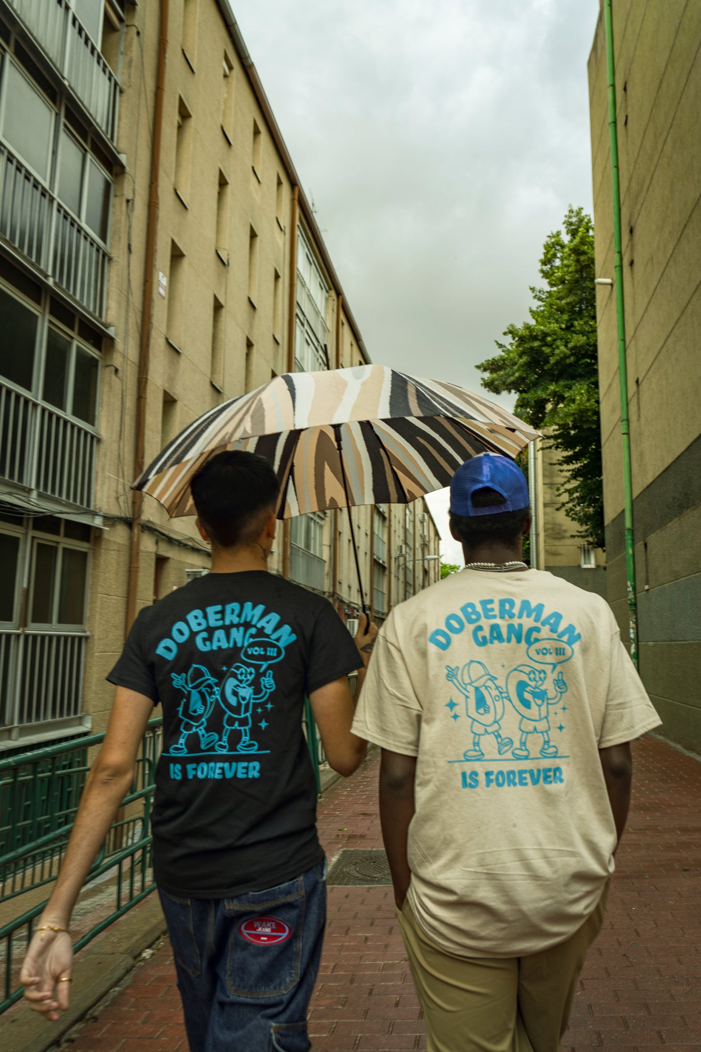 Camiseta Tee Blanca Negra Doberman Madrid Doberman Gang Vol.III